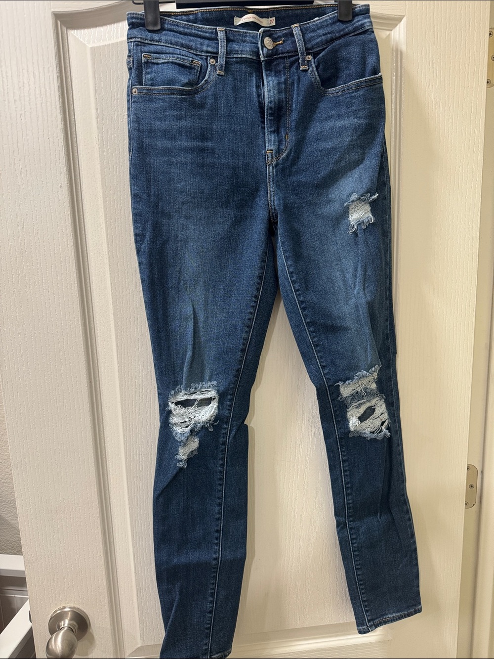Levi’s- Distressed Skinny Jeans- 27